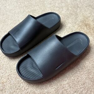 Black Nike Men’s Calm Slides